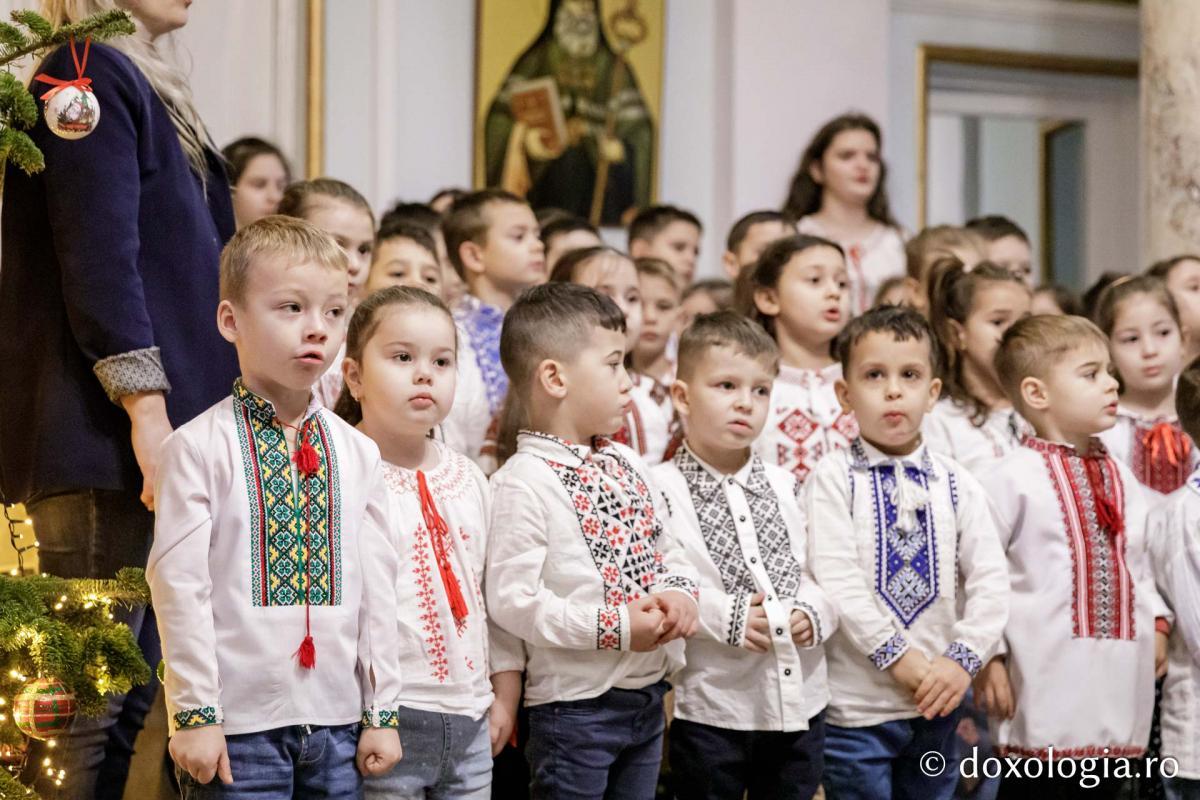 Școala Gimnazială „Veronica Micle” Iași – Colindători la Reședința Mitropolitană 2024