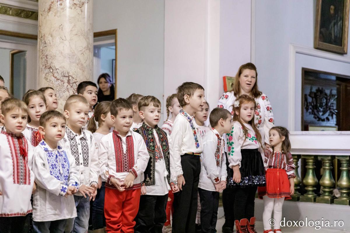 Școala Gimnazială „Veronica Micle” Iași – Colindători la Reședința Mitropolitană 2024