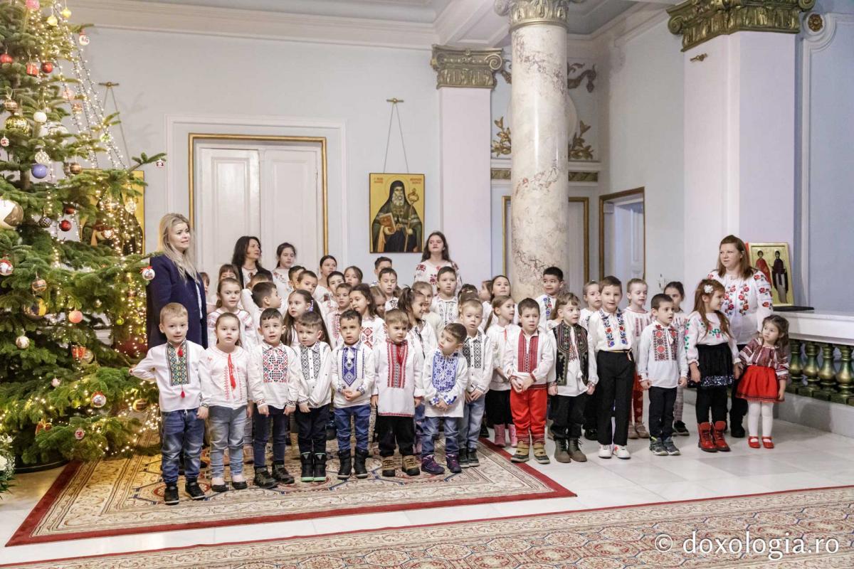 Școala Gimnazială „Veronica Micle” Iași – Colindători la Reședința Mitropolitană 2024