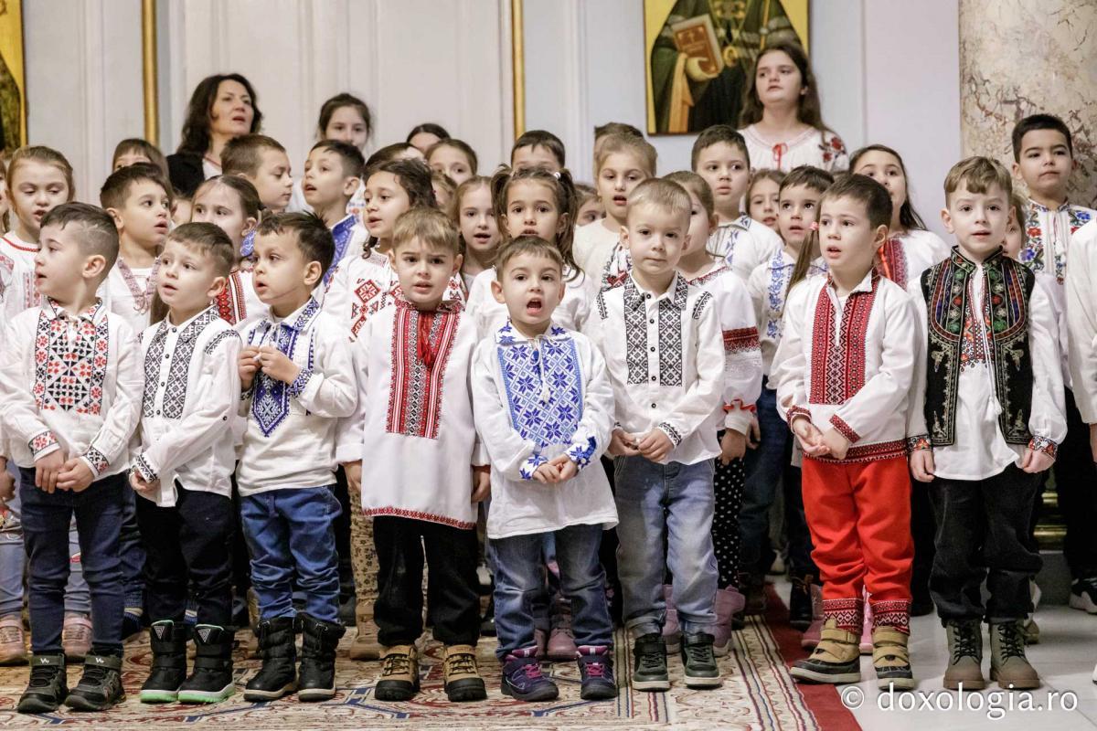 Școala Gimnazială „Veronica Micle” Iași – Colindători la Reședința Mitropolitană 2024