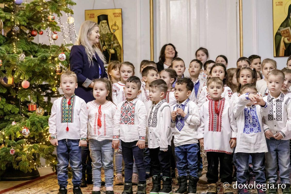 Școala Gimnazială „Veronica Micle” Iași – Colindători la Reședința Mitropolitană 2024