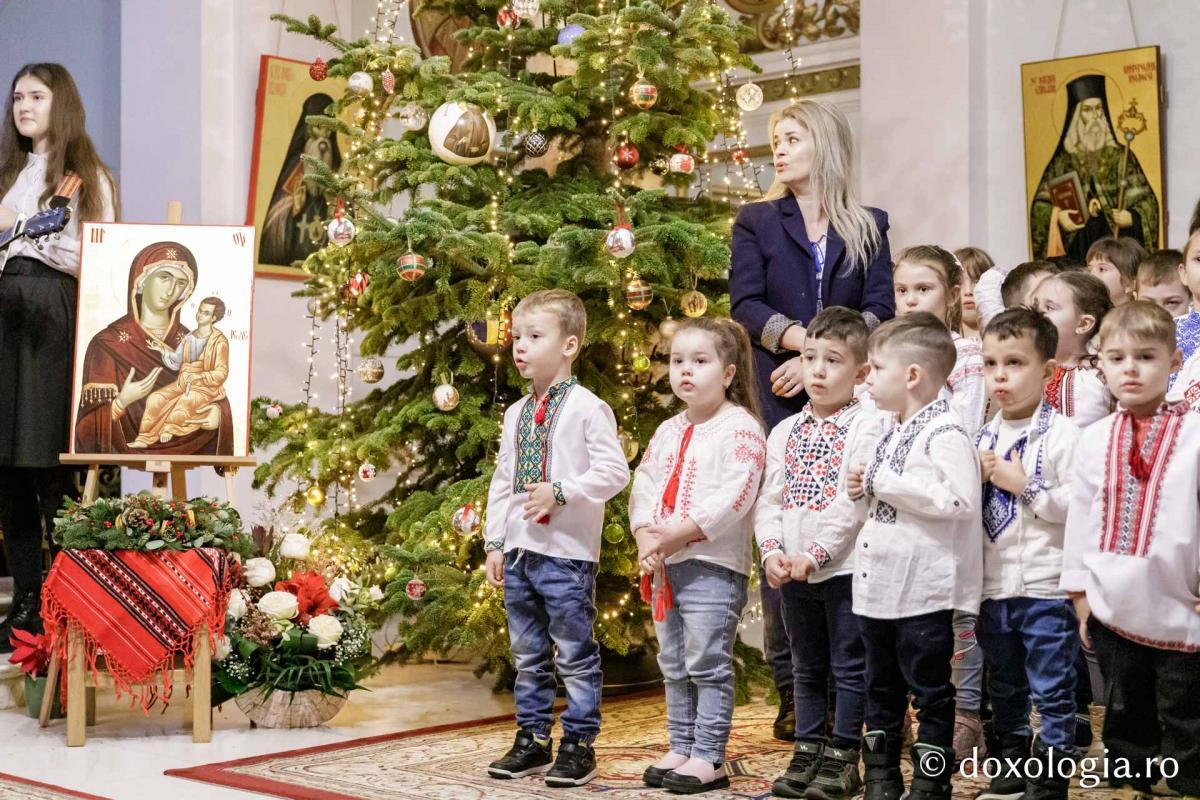 Școala Gimnazială „Veronica Micle” Iași – Colindători la Reședința Mitropolitană 2024