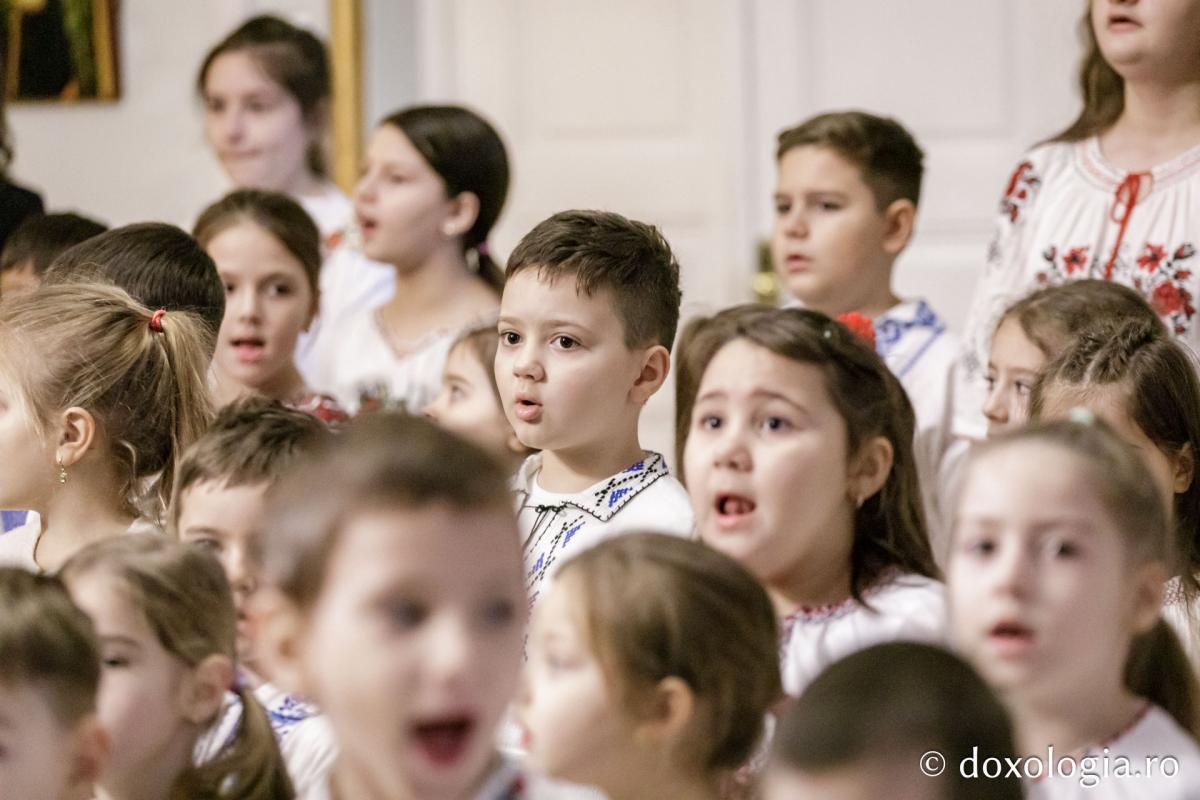 Școala Gimnazială „Veronica Micle” Iași – Colindători la Reședința Mitropolitană 2024