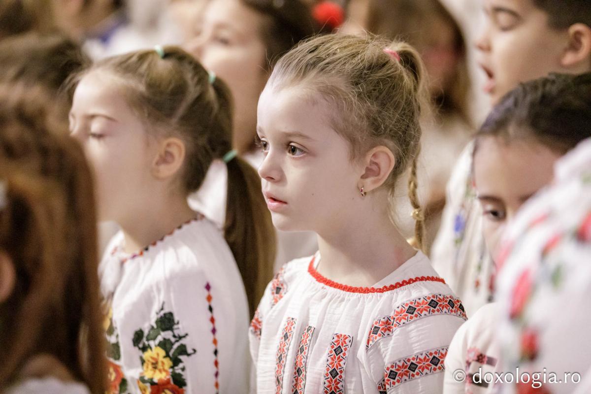 Școala Gimnazială „Veronica Micle” Iași – Colindători la Reședința Mitropolitană 2024